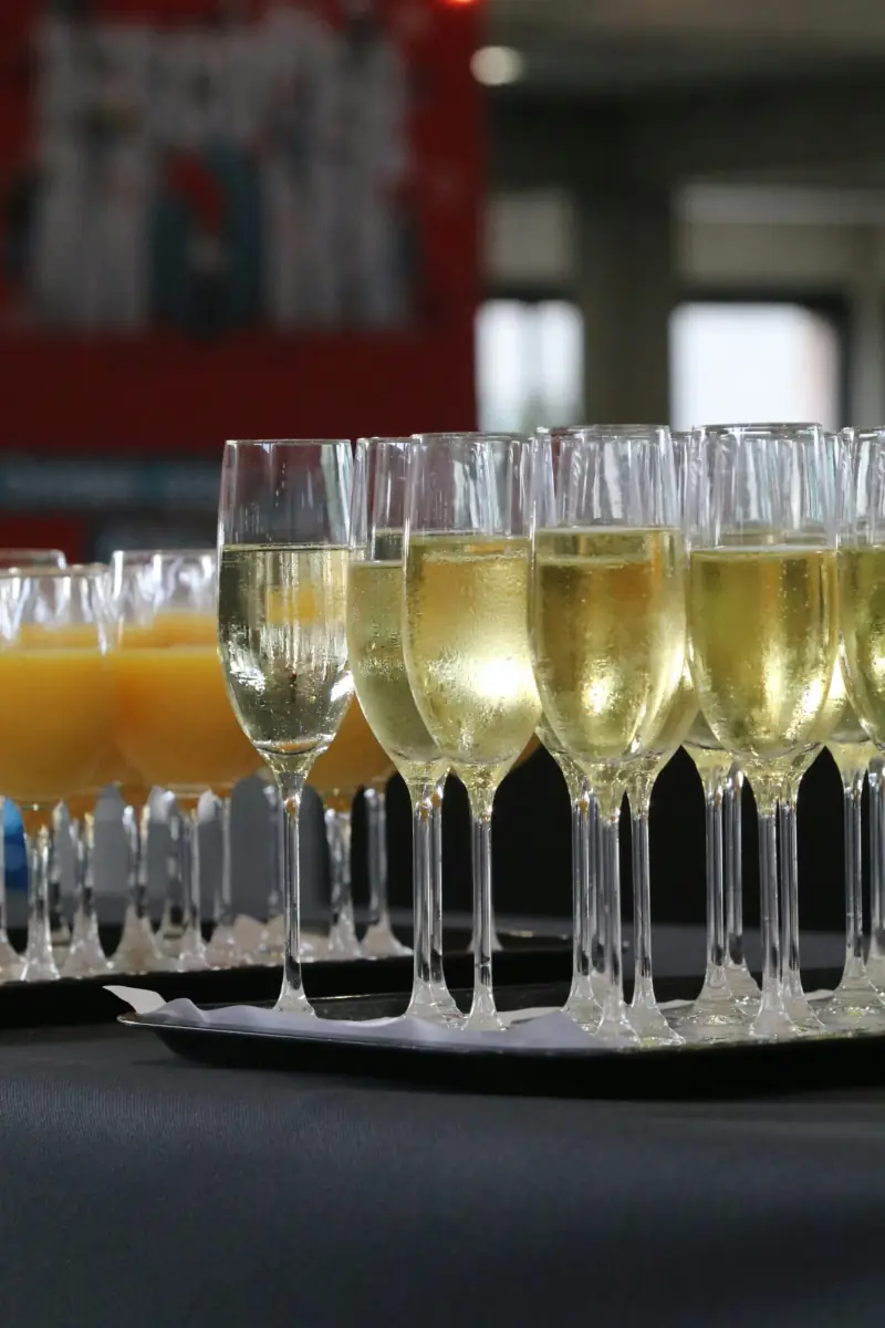 Glazen bubbels op een feestelijk gedekte tafel