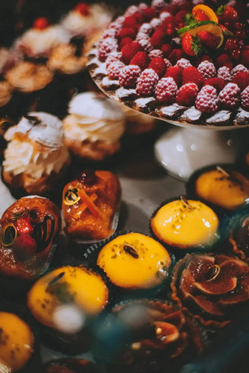 Feestelijk opgemaakte gerechten en desserts